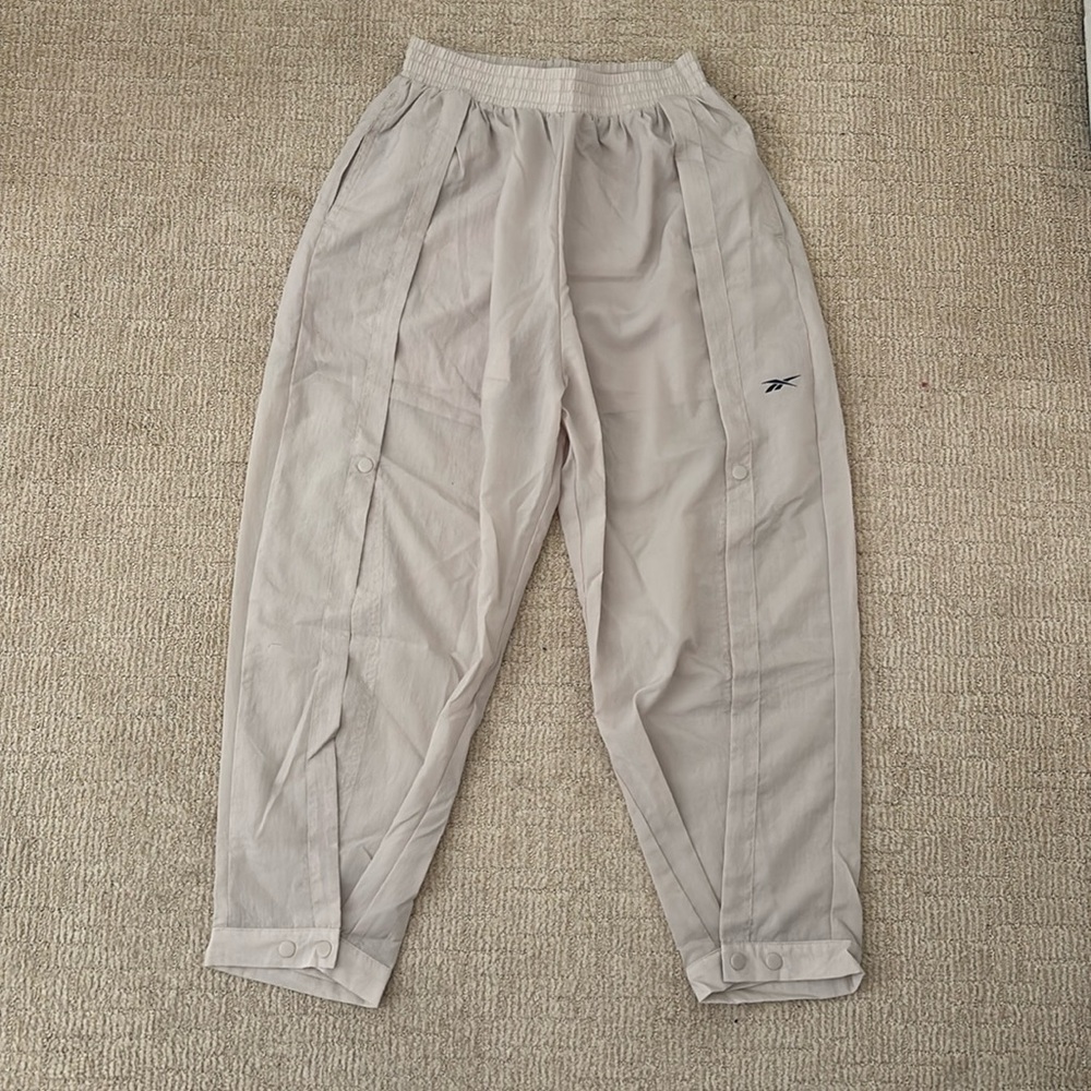 Reebok Trend Lightweight cropped joggers beige